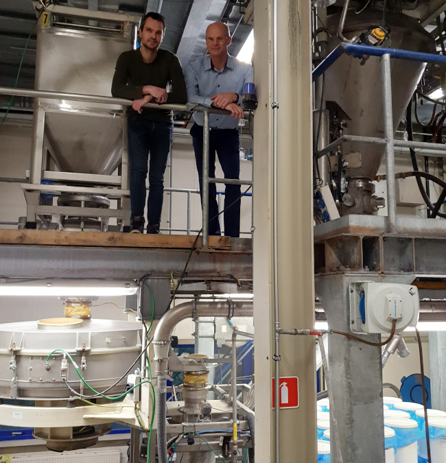Stefan van Rienen (l) en Berthram Mak (r) bij een mengsysteem in de proeffabriek van Hosokawa Micron in Doetinchem