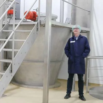 Thomas Weber, Hoofd Procesengineering bij Martin Bauer, naast een Hosokawa Micron menger