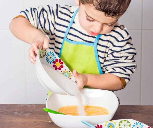 Poeders met vloeistoffen mengen