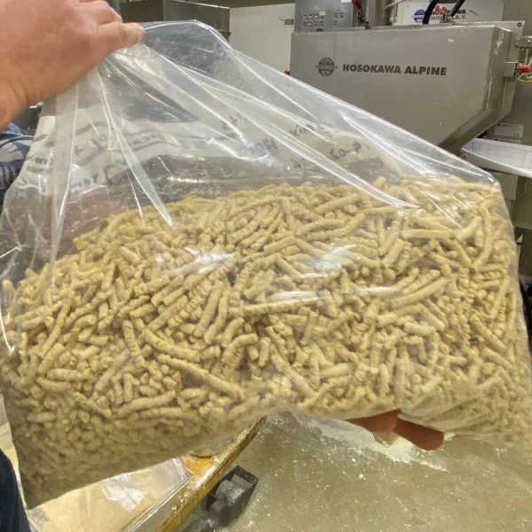 Geëxtrudeerde plantaardige eiwitproducten uit droog gefractioneerde eiwitingrediënten