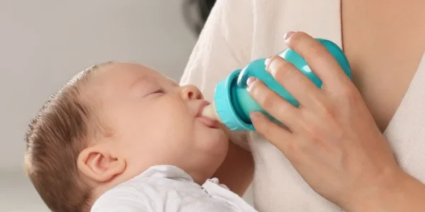 Baby krijgt melkvoeding uit een fles