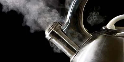 Procesapparatuur voor het stoom-steriliseren van voedingsproducten