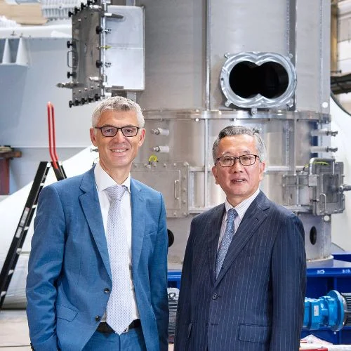 Christophe Krug, algemeen directeur van Hosokawa Micron B.V. (l) en Hiroshi Minami, de Japanse ambassadeur in Nederland